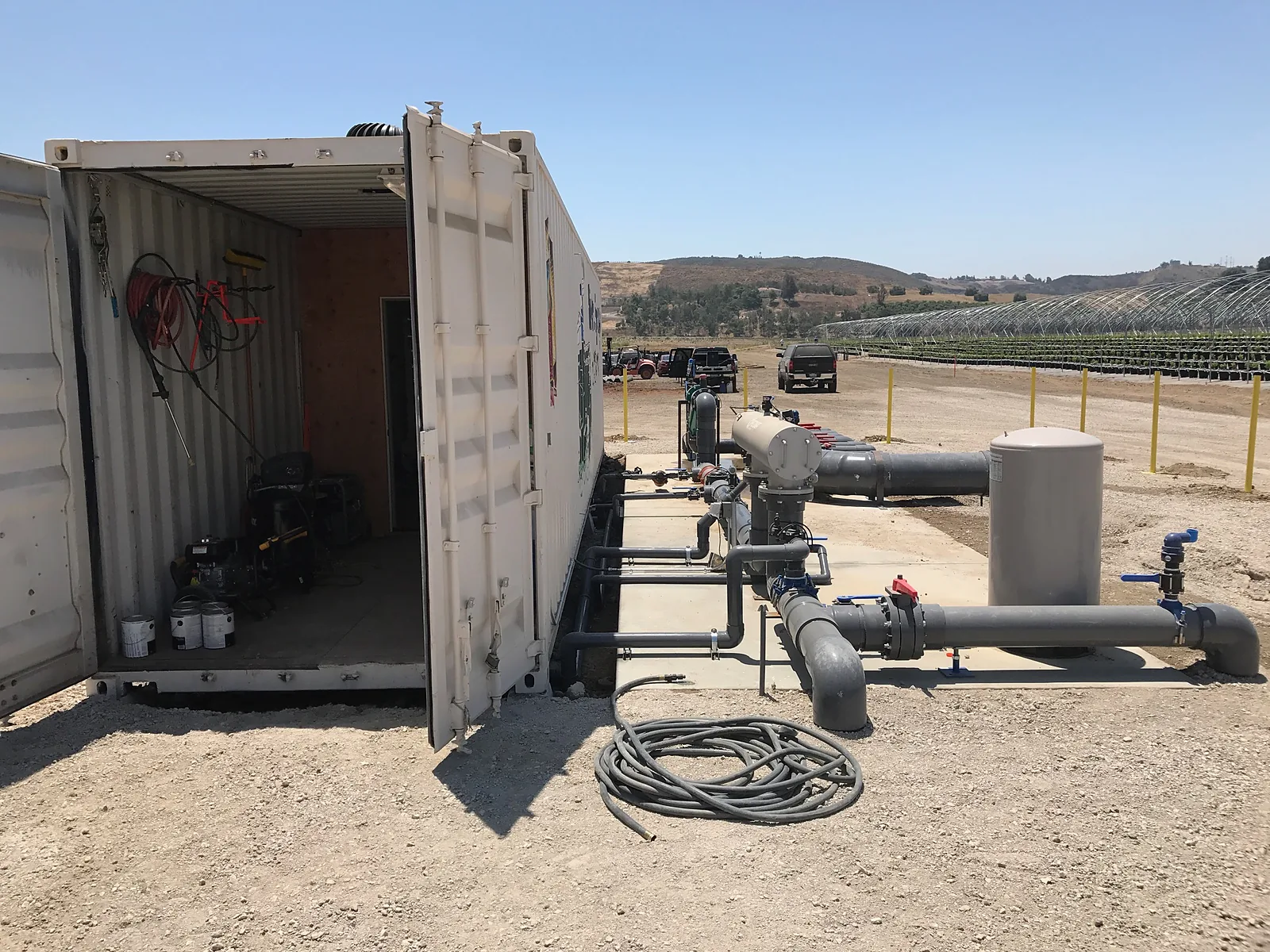 Pump house and fertigation system for substrate blueberry greenhouse project